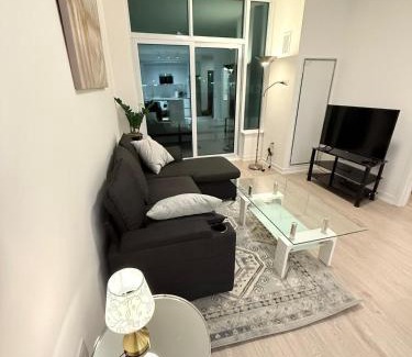 Central Erin Mills Apartamento | Modern & luxurious Condo with Parking, Erin Mills Area