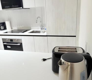 Central Erin Mills Apartamento | Modern & luxurious Condo with Parking, Erin Mills Area