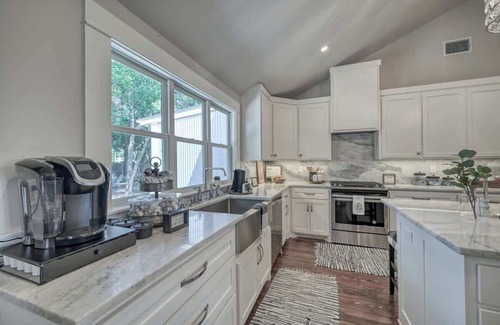 Fredericksburg Casa | Modern Luxurious Home With Game Room