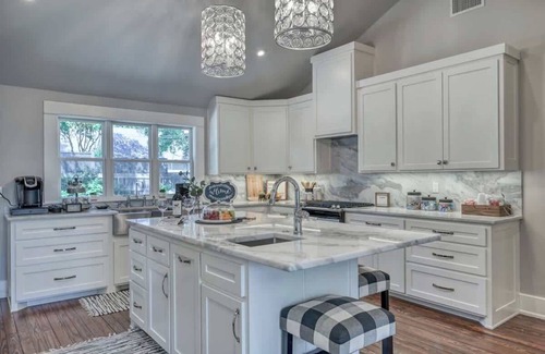 Fredericksburg Casa | Modern Luxurious Home With Game Room