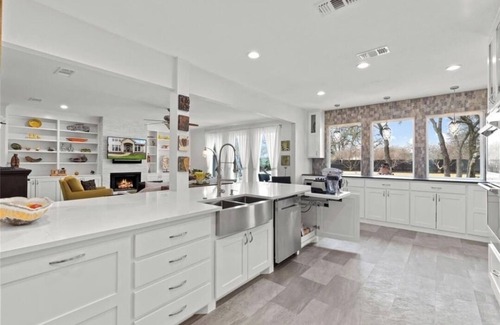 Hudson Oaks Casa | MODERN LUXURIOUS HOUSE/ with pool, and large Patio