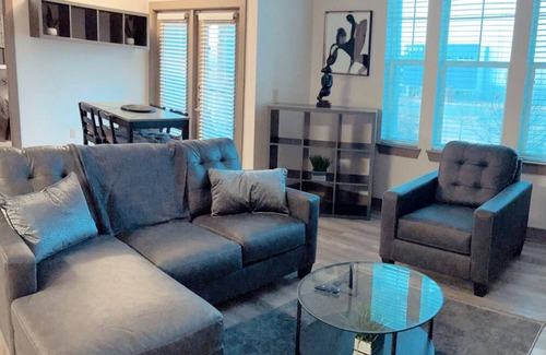Bedford Apartamento | Modern luxurious private apartment with office room and desk for remote work