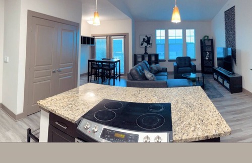 Bedford Apartamento | Modern luxurious private apartment with office room and desk for remote work