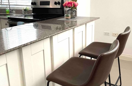 Runaway Bay Apartamento | Modern Luxury 1BR Condo in Kingston