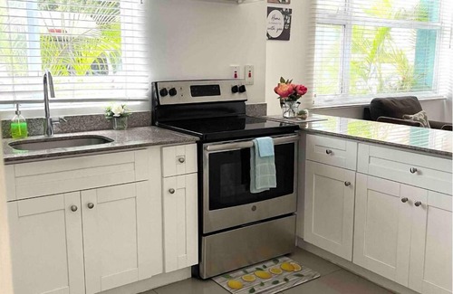 Runaway Bay Apartamento | Modern Luxury 1BR Condo in Kingston