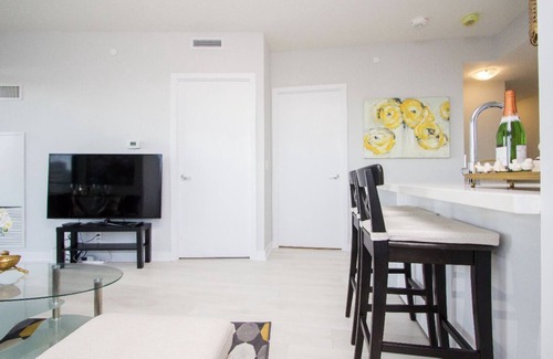 Mount Pleasant West Apartamento | Modern Luxury 2 Bedroom Condo Steps from TTC