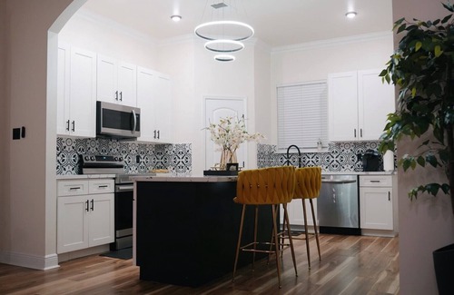 Little Woods Casa | Modern Luxury 3-bedroom house with WiFi and AC in delightful New Orleans.