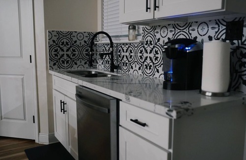 Little Woods Casa | Modern Luxury 3-bedroom house with WiFi and AC in delightful New Orleans.