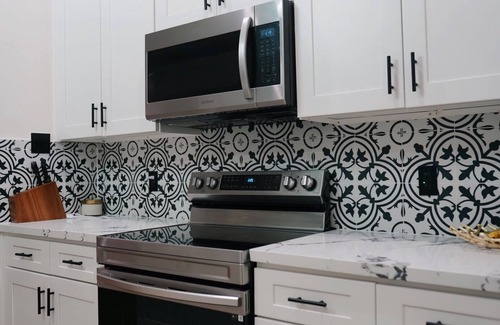 Little Woods Casa | Modern Luxury 3-bedroom house with WiFi and AC in delightful New Orleans.
