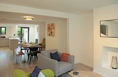 Macclesfield Casa | Modern Luxury 4 Bed House in the Heart of Macclesfield