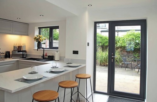 Macclesfield Casa | Modern Luxury 4 Bed House in the Heart of Macclesfield