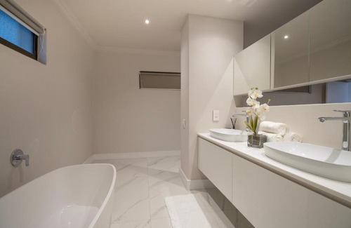 Steenberg Estate Casa | Modern luxury 6 bedroom home in Constantia