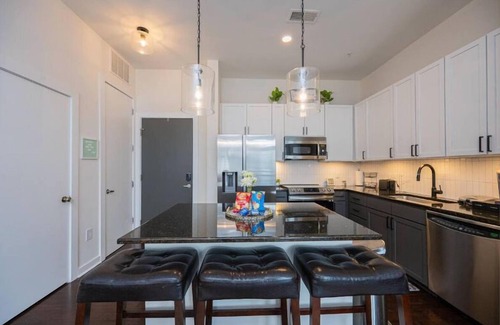 First Ward Apartamento | Modern Luxury Apartment with Gym 410