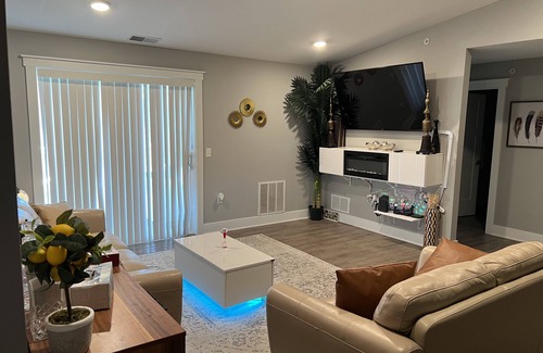 Kentwood Apartamento | Modern Luxury Apartment near GRR Airport, Woodland Mall, 10 miles to GR downtown
