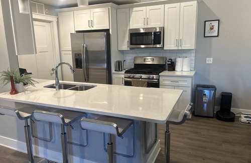 Kentwood Apartamento | Modern Luxury Apartment near GRR Airport, Woodland Mall, 10 miles to GR downtown