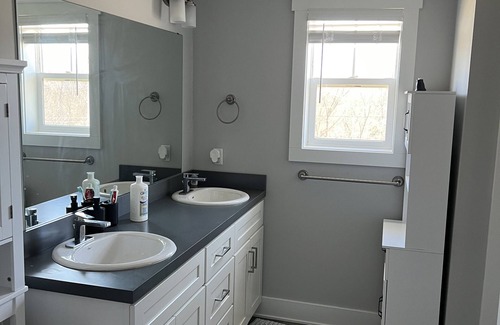Kentwood Apartamento | Modern Luxury Apartment near GRR Airport, Woodland Mall, 10 miles to GR downtown