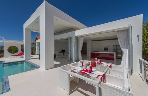 St. Marie Villa | Villa moderna en el borde del acantilado con vistas espectaculares del mar azul