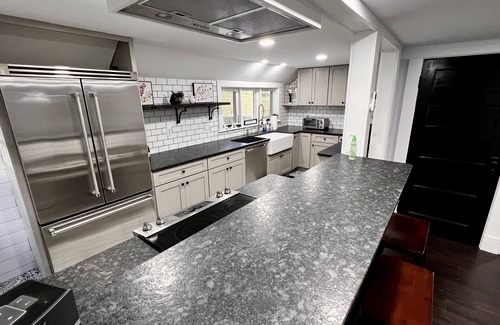 Montville Casa | Modern Luxury Home 1 minute walk to Mohegan Sun