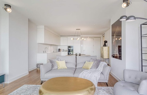 El Besos i el Maresme Apartamento | Modern luxury living next to the sea
