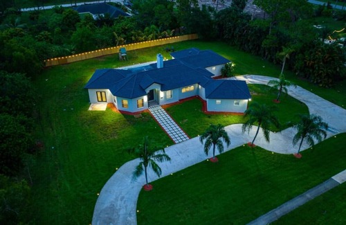 Hunt Club Casa | Modern Luxury Poolside Estate