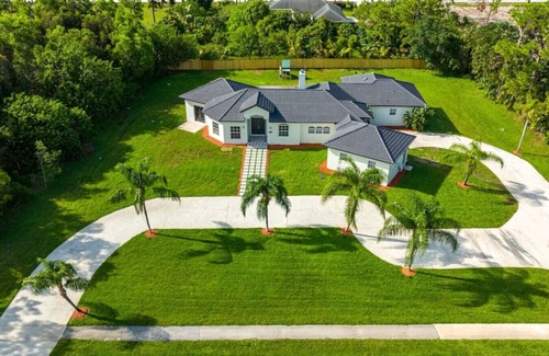 Hunt Club Casa | Modern Luxury Poolside Estate
