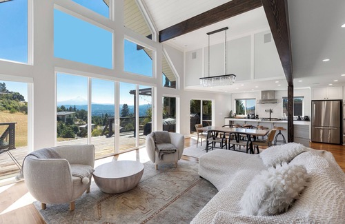 White Salmon Casa | Modern Luxury. Private Hot Tub & views of Mt Hood!