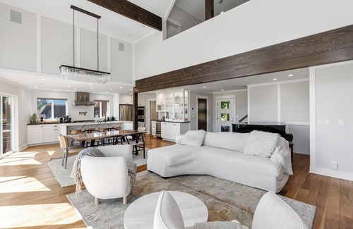 White Salmon Casa | Modern Luxury. Private Hot Tub & views of Mt Hood!