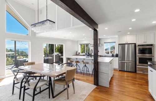 White Salmon Casa | Modern Luxury. Private Hot Tub & views of Mt Hood!