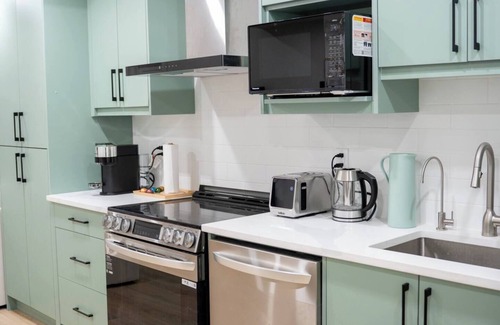 Northwest Calgary Casa | Modern Luxury Stay – Airport, Banff/Rockies Route