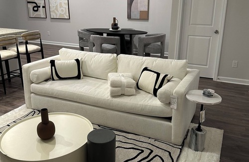 Riverdale Casa | Modern-Luxury Townhouse - High-End Amenities & Designs - Near Airport