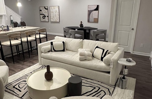 Riverdale Casa | Modern-Luxury Townhouse - High-End Amenities & Designs - Near Airport