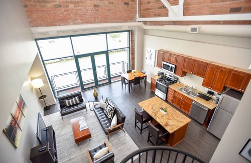 Sandusky Condominio | Moderno condominio de dos dormitorios de lujo con vista al lago