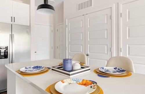 Winter Garden Apartamento | Modern LuXuRy Unit in beautiful Down Town Winter Garden with WIFI, Cable & POOL