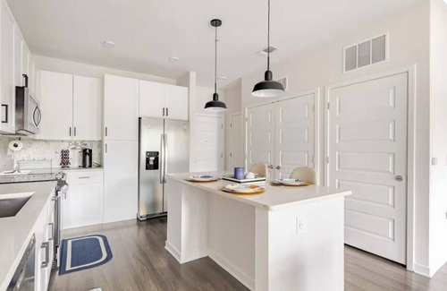 Winter Garden Apartamento | Modern LuXuRy Unit in beautiful Down Town Winter Garden with WIFI, Cable & POOL