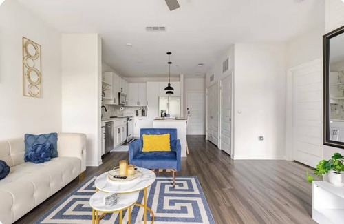Winter Garden Apartamento | Modern LuXuRy Unit in beautiful Down Town Winter Garden with WIFI, Cable & POOL