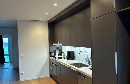 Orebro Apartamento | ✨ Modern lyxlägenhet 78 kvm 2 balkonger Golfutsikt AC & 70” TV ✨
