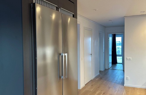 Orebro Apartamento | ✨ Modern lyxlägenhet 78 kvm 2 balkonger Golfutsikt AC & 70” TV ✨
