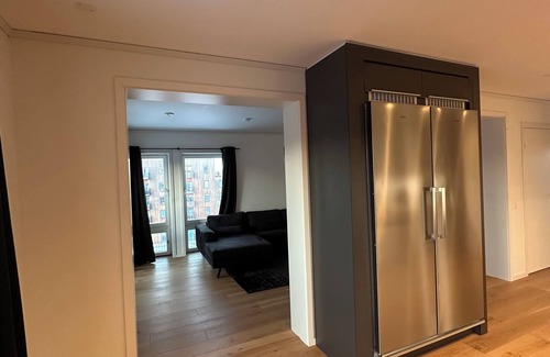Orebro Apartamento | ✨ Modern lyxlägenhet 78 kvm 2 balkonger Golfutsikt AC & 70” TV ✨