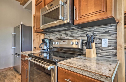 Ashton Apartamento | Modern Main Street Apt - Near Outdoor Recreation!