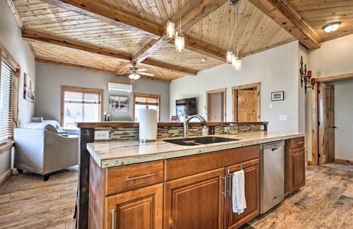 Ashton Apartamento | Modern Main Street Apt - Near Outdoor Recreation!