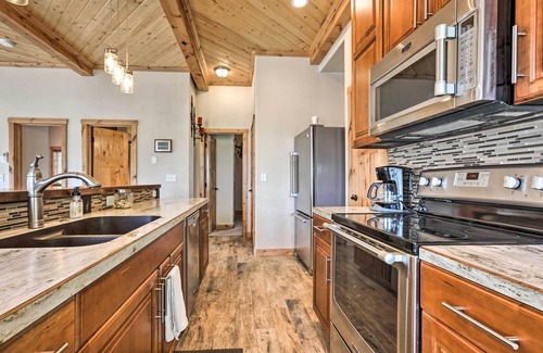 Ashton Apartamento | Modern Main Street Apt - Near Outdoor Recreation!