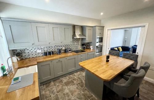 Brislington Apartamento | Modern Maisonette in Vibrant Bristol, Free Parking