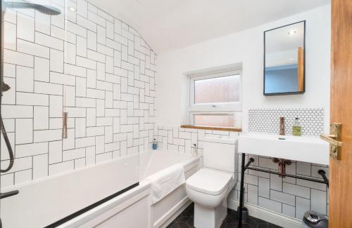 Brislington Apartamento | Modern Maisonette in Vibrant Bristol, Free Parking