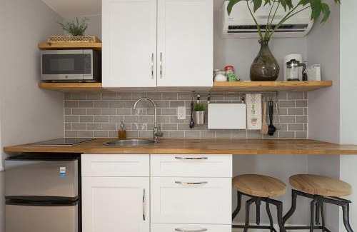 Flagami Apartamento | Modern Miami Gem, Fresh Studio by Coral Gables #4