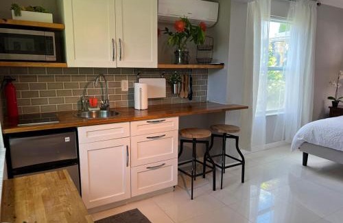 Flagami Apartamento | Modern Miami Gem, Fresh Studio by Coral Gables #4