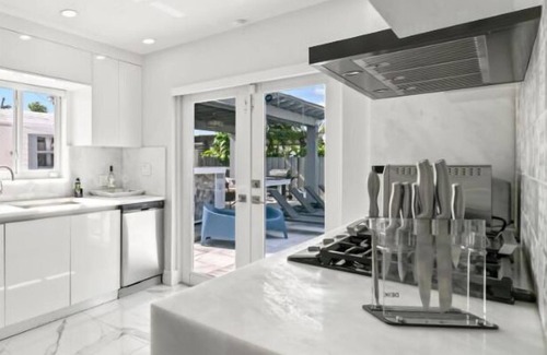 Miami Gardens Casa | Modern Miami Oasis: 4BR, Spa, Pool & Games