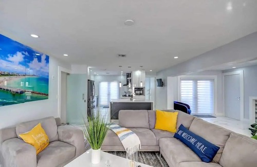 Miami Gardens Casa | Modern Miami Oasis: 4BR, Spa, Pool & Games