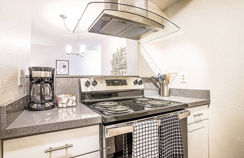 Bridle Trails Condominio | Modern Microsoft Redmond Campus Condo with Balcony
