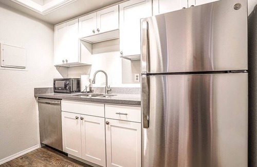 Bridle Trails Condominio | Modern Microsoft Redmond Campus Condo with Balcony