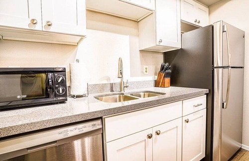 Bridle Trails Condominio | Modern Microsoft Redmond Campus Condo with Balcony
